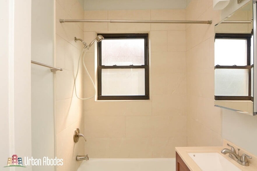 Building Photo - 4735 N Hermitage Ave