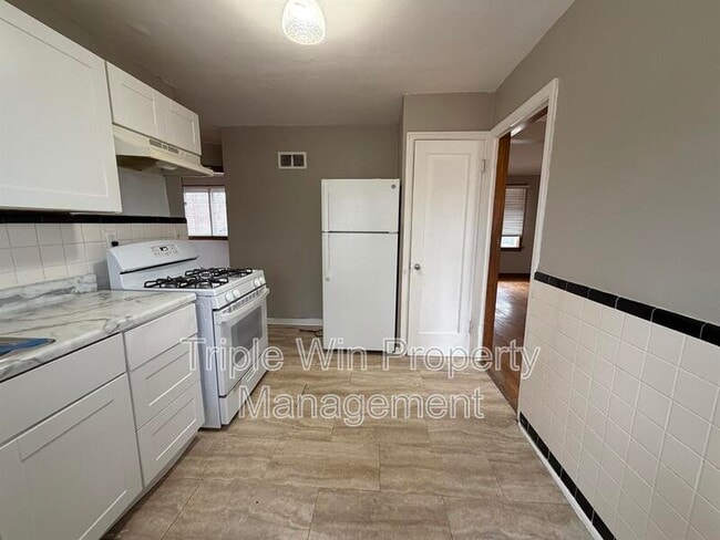 Building Photo - 8664 Belhaven Dr