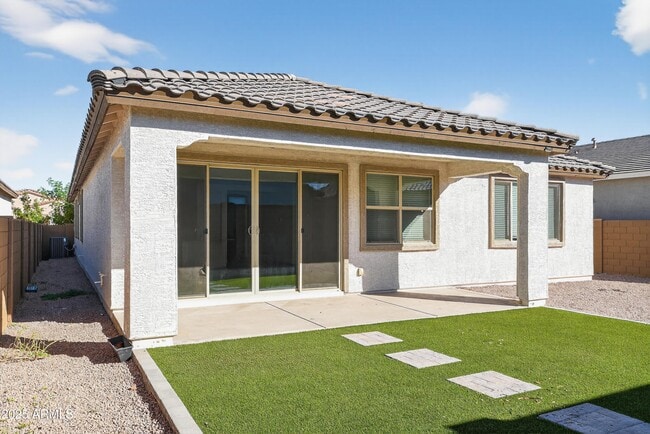 Building Photo - 2555 W Sunland Ave