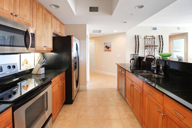 Building Photo - 800 N Tamiami Trl