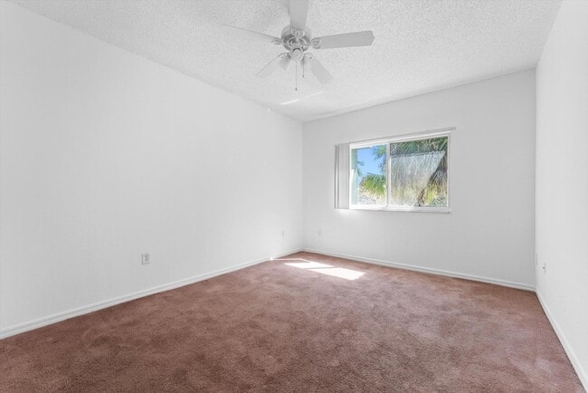 Building Photo - 310 Crestwood Cir