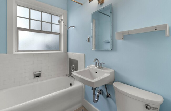 Building Photo - Charming Goose Hollow Condo – Hardwood Flo...