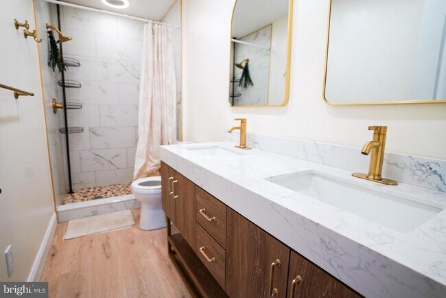 Building Photo - 713 S Linwood Ave