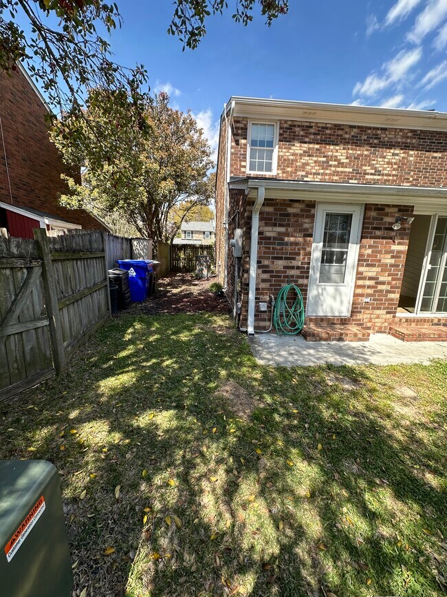 Building Photo - 951 Beresford Ct