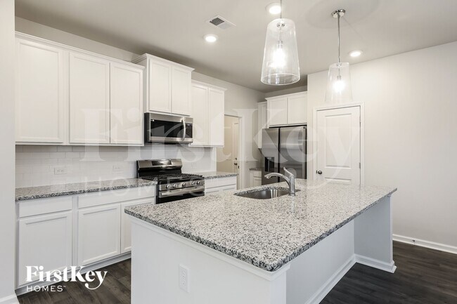 Building Photo - 586 Hillpark Ln