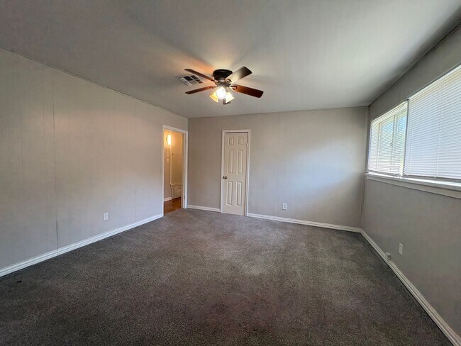 Building Photo - Great 3 bedroom/1 bath home includes gas range and refrigerator!