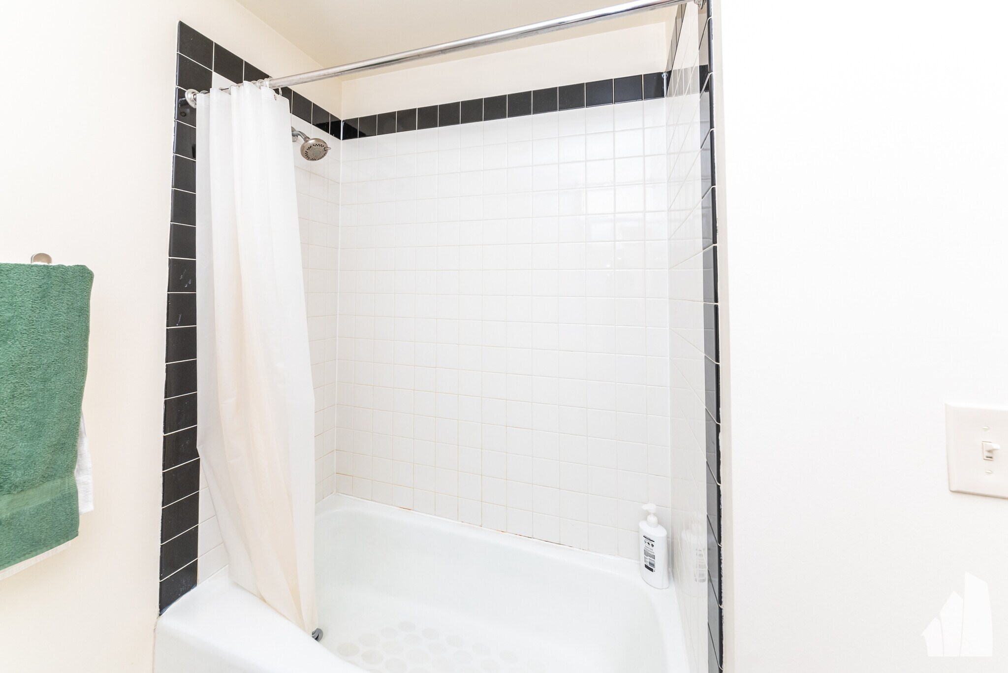 Building Photo - 1301 N Hoyne Ave