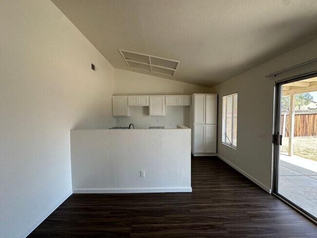 Building Photo - 3 BEDROOM ADELANTO HOME