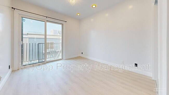 Building Photo - 711 La Playa St