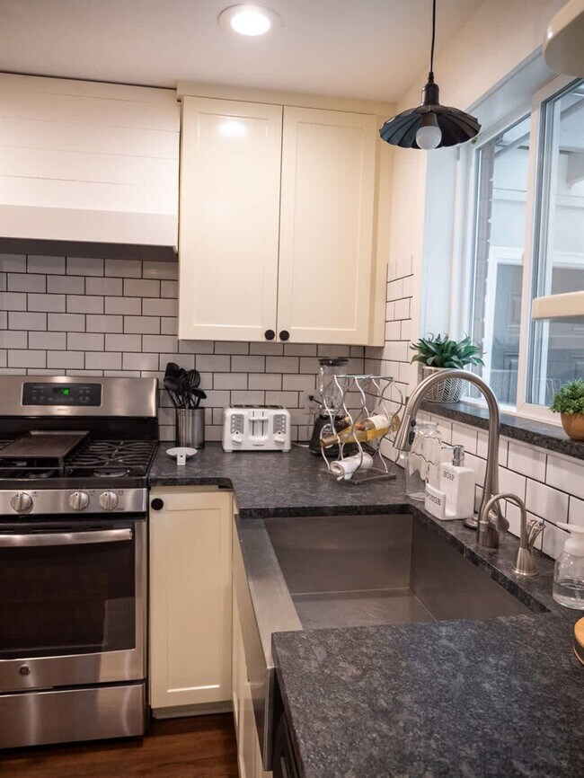 Building Photo - 3413 W Sunset Ave