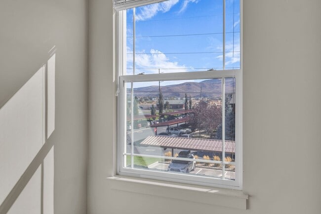 Building Photo - 1051 500 E
