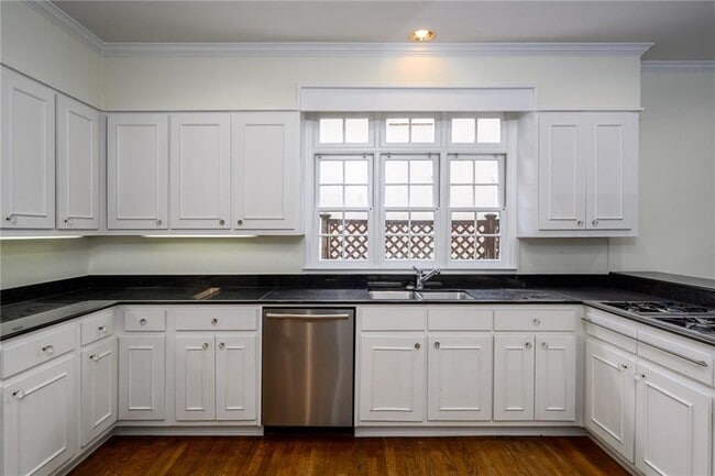 Building Photo - 1034 St James Crossing