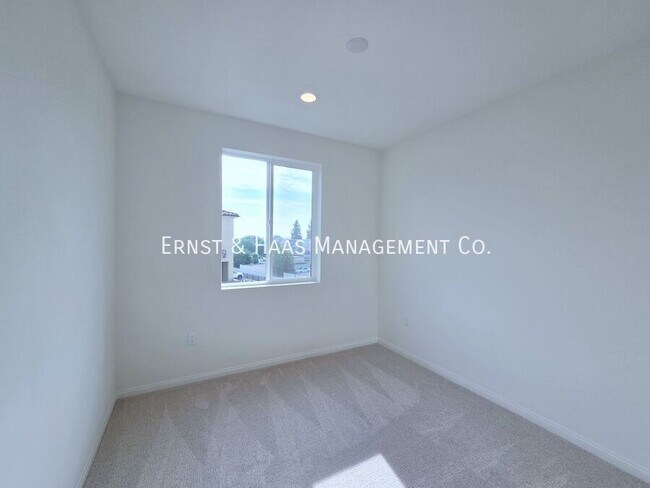 Building Photo - 2420 E Lincoln Ave