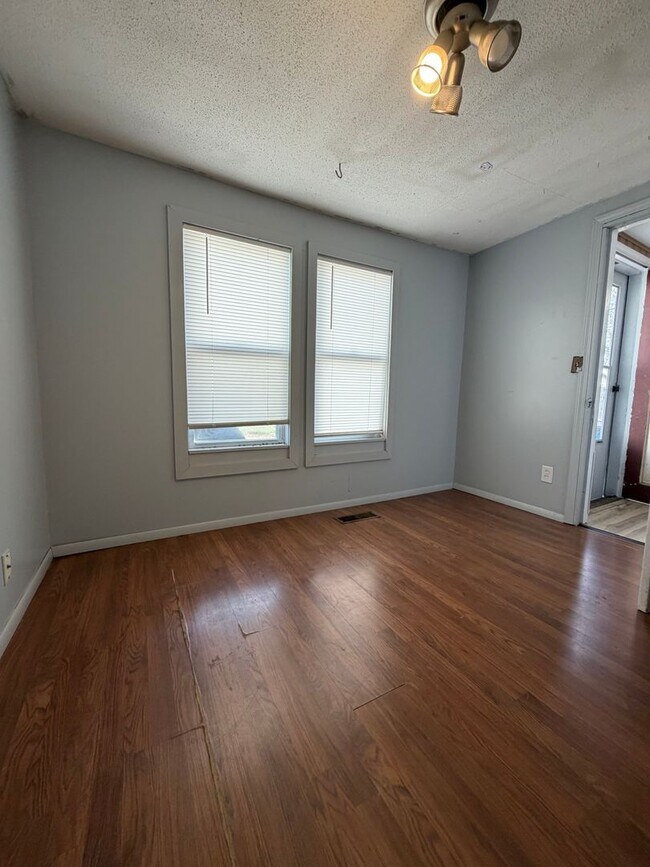 Building Photo - 3 bed | 1 bath Home for Rent in Granite City