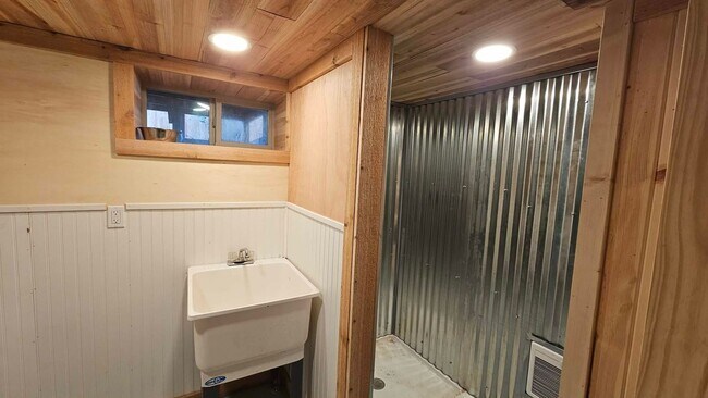 Building Photo - Large Corner Lot House