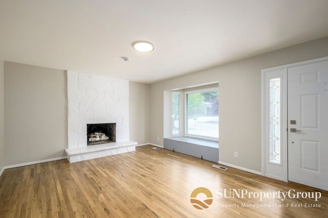Building Photo - Stunning Remodeled Home in Desirable Cottonwood Heights!