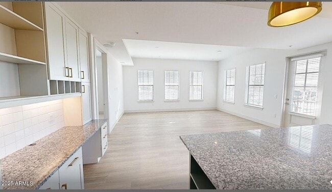 Building Photo - 98 S River Dr