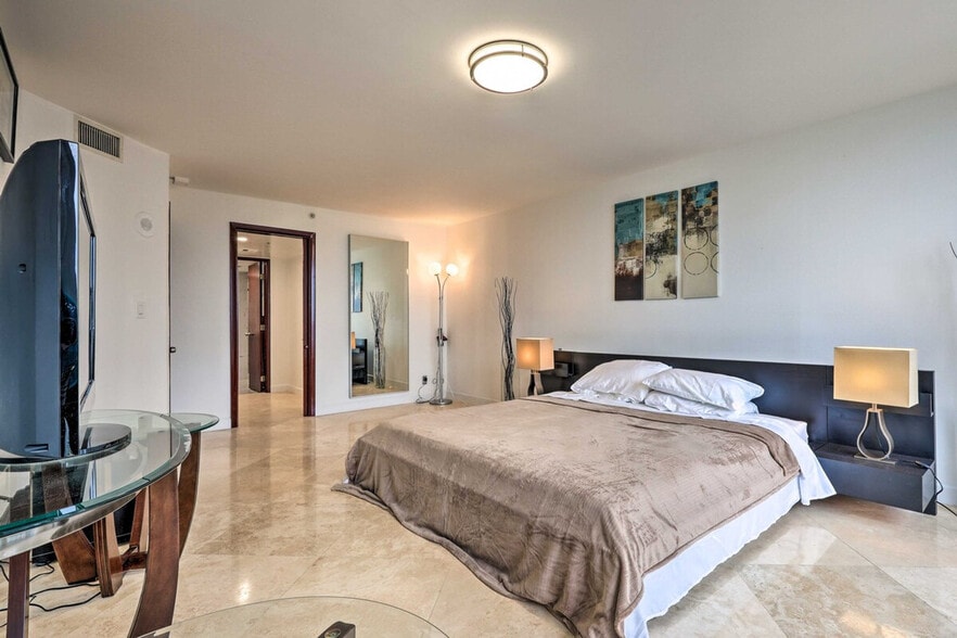 Building Photo - 1717n N Bayshore Dr