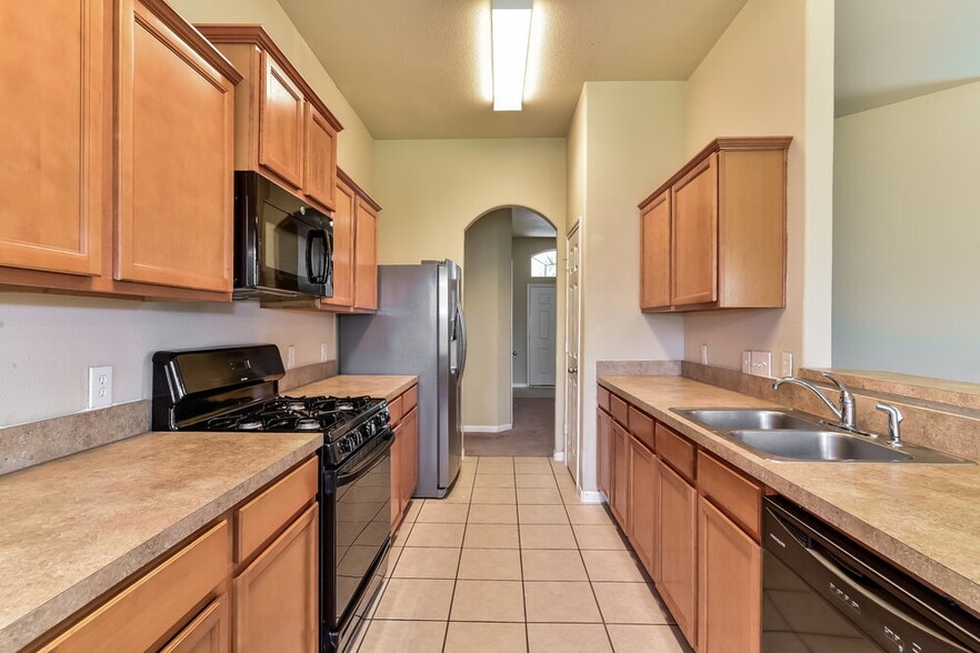 Building Photo - 5915 Ranch Riata Ct