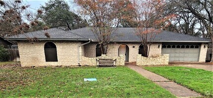 Building Photo - COMING SOON, Vaulted Ceilings, Fenced Yard...