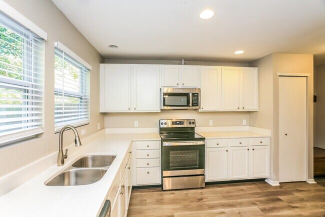 Building Photo - 8038 Retreat Ln