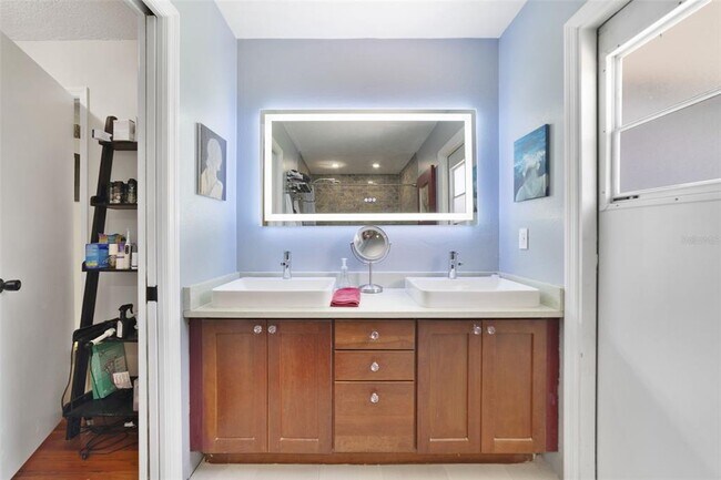 Building Photo - 5621 Lake Mary Jess Shores Ct
