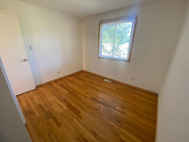 Building Photo - 709 S Salem Dr