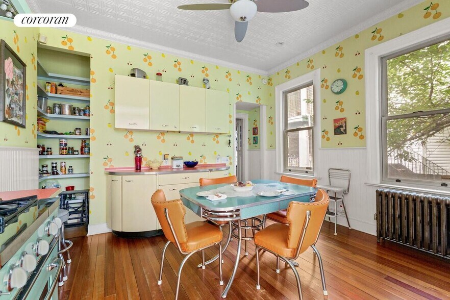 Building Photo - 257 E 19th St