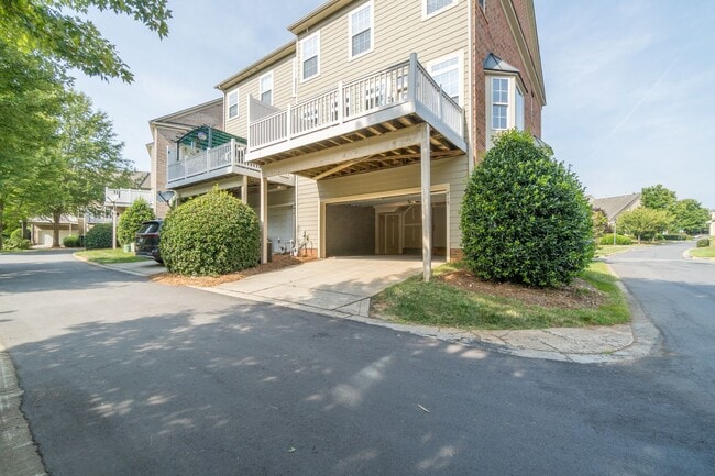 Building Photo - Gorgeous 3 Bedroom Townhome in Davidson