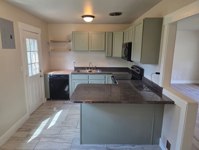 Building Photo - Great Home Available