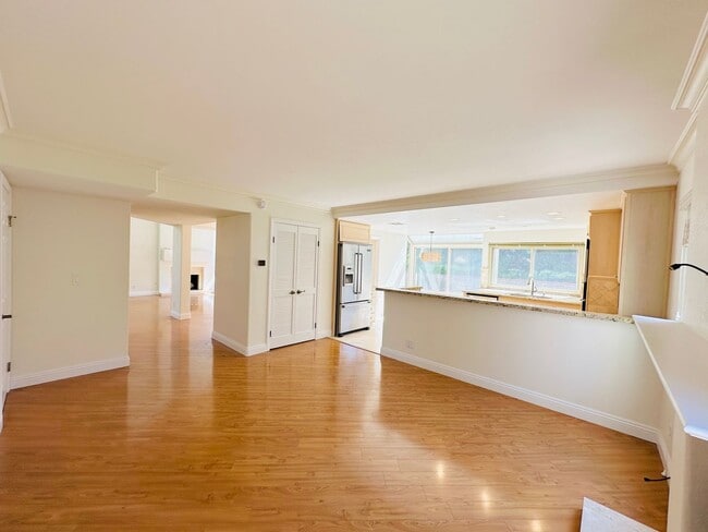 Building Photo - Luxury Remodeled 4 Bedroom Residence in a Prime Central Location