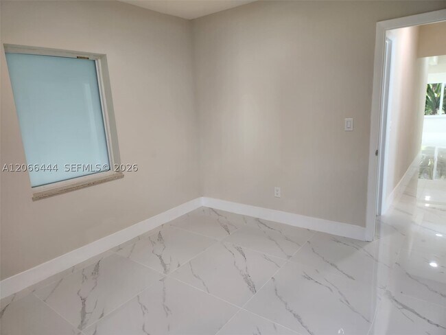 Building Photo - 1140 NE 183rd St