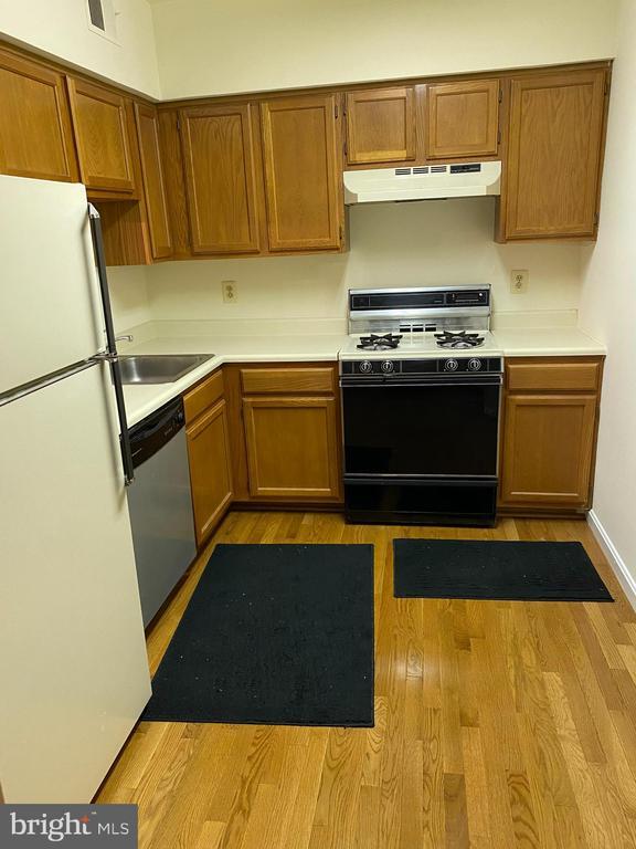 Building Photo - 9006 Pickwick Village Terrace