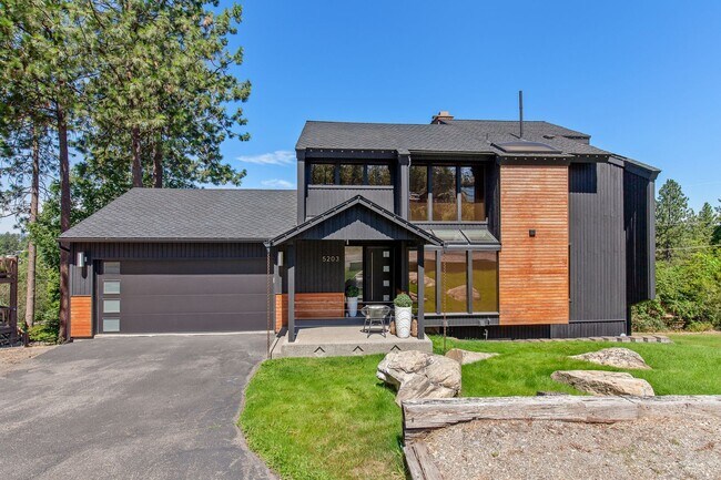 Primary Photo - Beautifully Remodeled Execute Home - Parti...