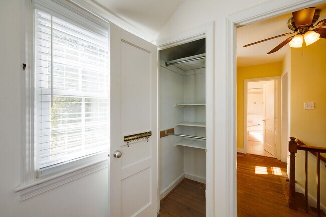 Building Photo - Charming 3BR/2BA Home with Bonus Room, Sunroom & Private Driveway – Prime Hyattsville Location!