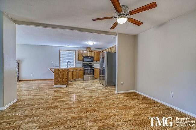 Building Photo - Large Ranch-style home with 3 Bed 2 Bath i...