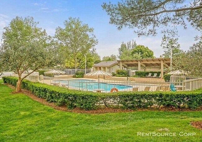 Building Photo - 3 Bedroom Sunrise Home for Lease in Valencia