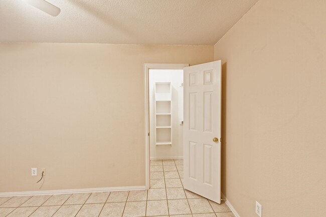 Building Photo - Duplex for lease with private backyard