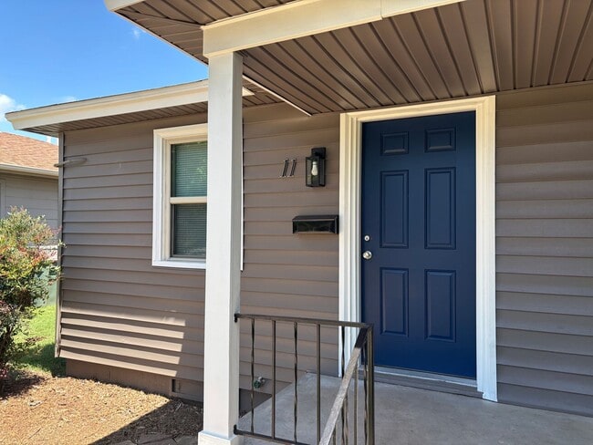 Building Photo - Remodeled 1 bedroom, 1 bath in Edmond, OK with stainless steel appliances and washer and dryer