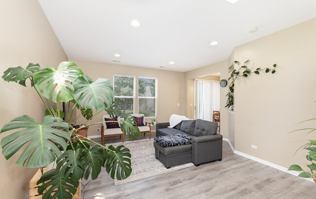 Building Photo - 3160 Bromley Ln
