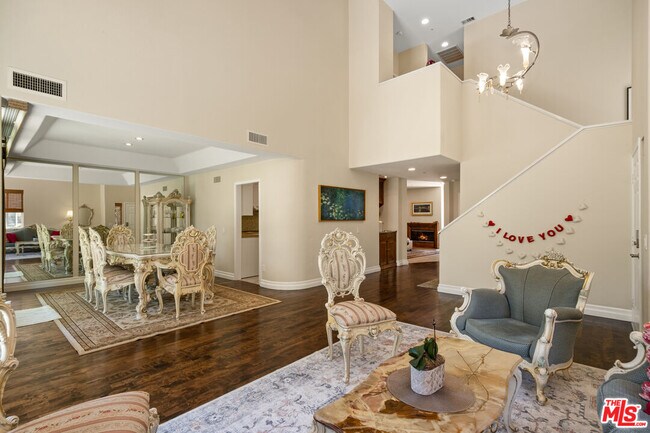 Building Photo - 682 Palisades Dr