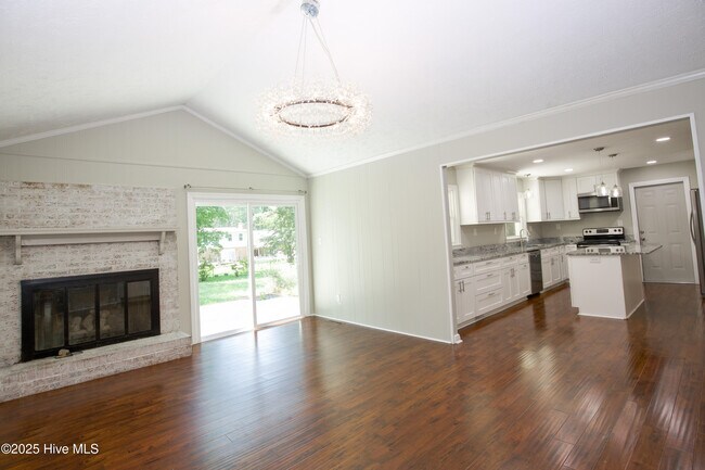 Building Photo - 906 N Glenwood Trail