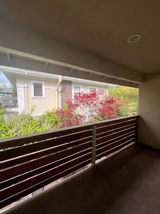 Building Photo - Spacious 2BD/2BA Apartment With Private Ba...