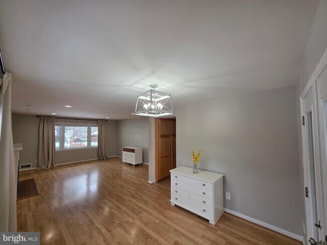 Building Photo - 8140 Drayton Ln