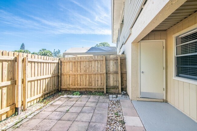 Building Photo - Ground Floor - 2 Bedroom 2 Bath w/ Fenced Back Yard - For Lease in Brandon, FL