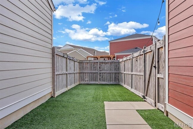 Building Photo - 5044 Arpent St