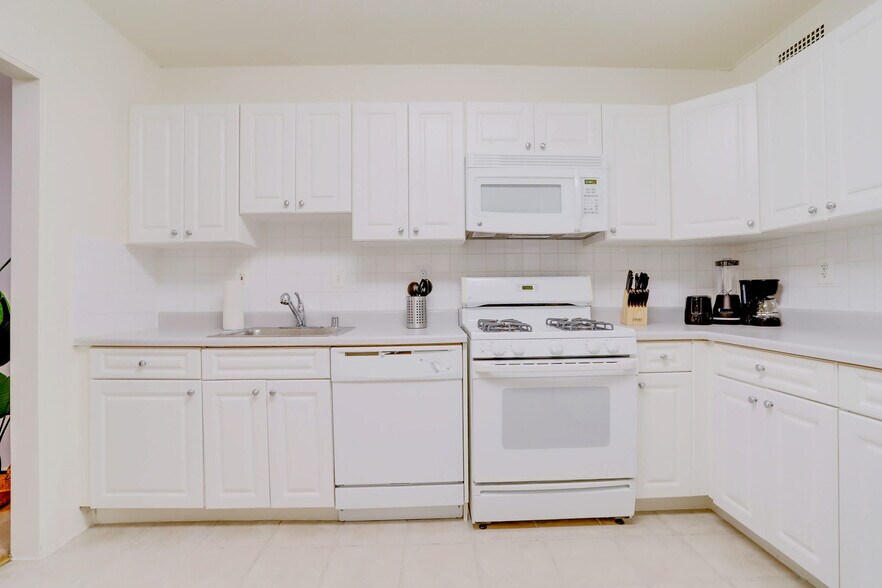 Building Photo - 1600 S Eads St