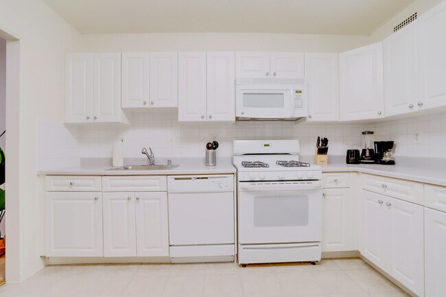 Building Photo - 1600 S Eads St