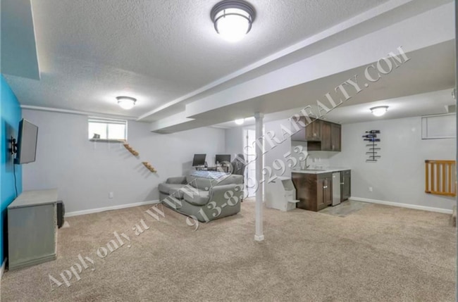 Building Photo - Beautiful 3 Bed 2.5 Bath Raised Ranch in L...