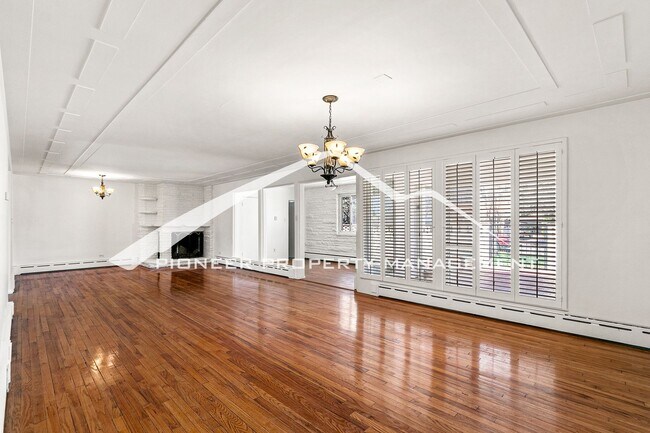 Building Photo - Spacious Home with Fenced Yard and Washer/Dryer